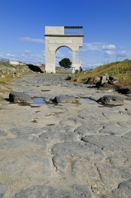 Italie, Latium, province de Viterbe, Montalto di Castro, antique cité étrusque de Vulci, arc de triomphe reconstitué