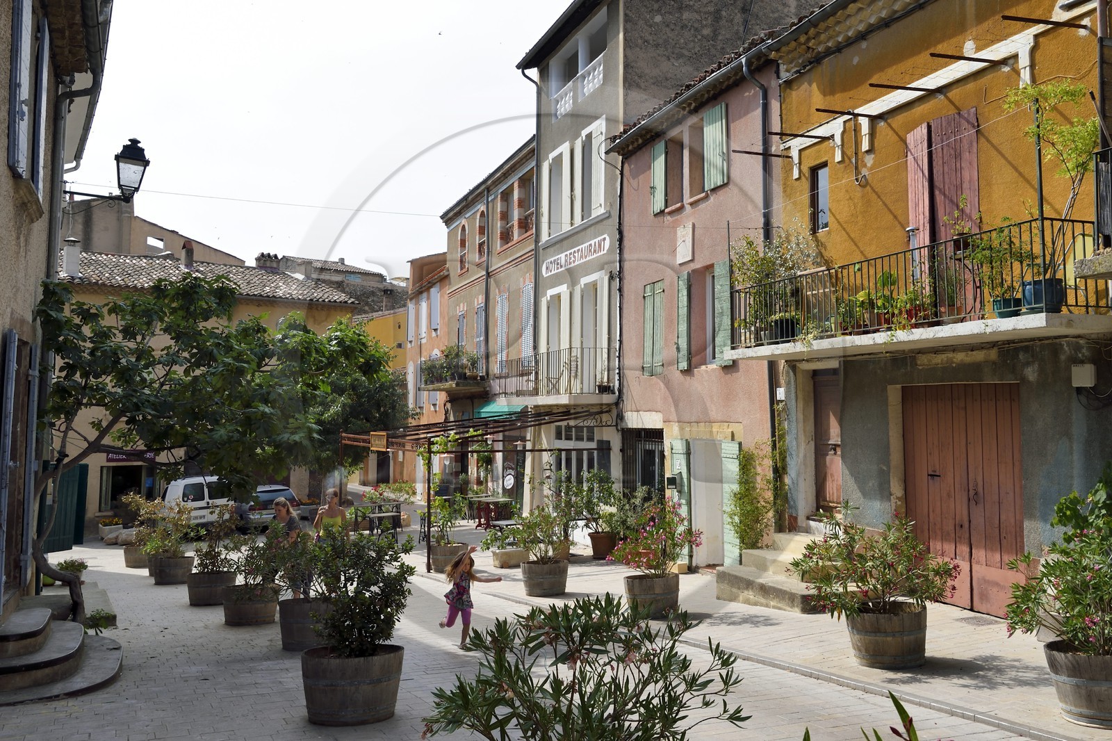 France, Vaucluse (84), Parc Naturel Regional du Luberon, Cucuron, labellisé Les Plus Beaux Villages de France, scène de rue