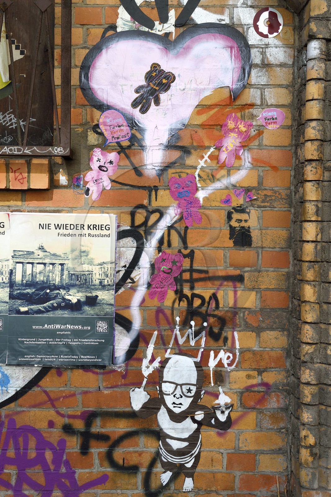 Allemagne, Berlin, Berlin-Mitte, street art dans Dircksenstrasse sous le metro aérien