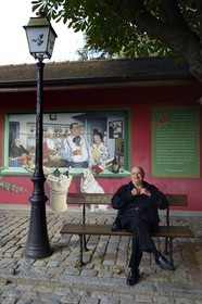 France, Rhône (69), Collonges-au-Mont-d'Or, Restaurant L'Auberge du Pont de Collonges de Paul Bocuse, trois étoiles au Guide Michelin depuis 1965, le grand chef cuisinier Meilleur ouvrier de France Paul Bocuse devant le mur peint représentant le grand chef cuisinier Fernand Point et son épouse