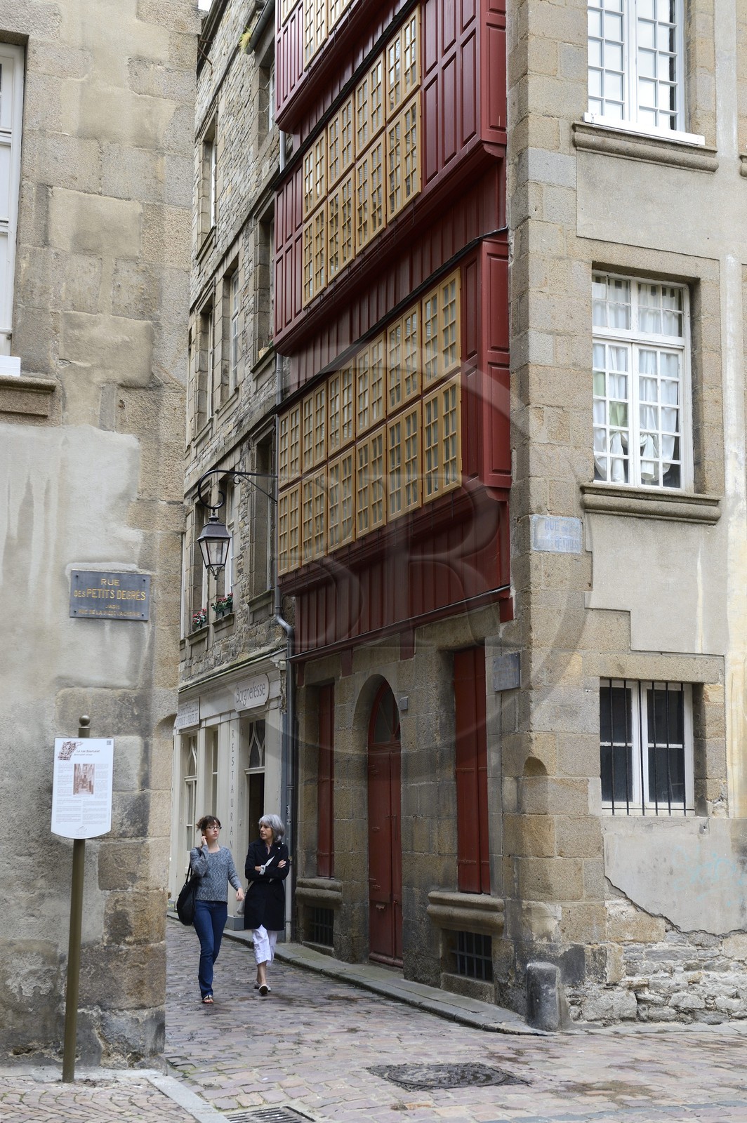 France, Ille-et-Vilaine (35), côte d'émeraude, Saint-Malo, maison traditionnelle à l'angle de la rue des petits degrés et de la rue Boursaint
