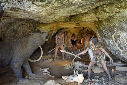 France, Dordogne (24), Périgord Noir, vallée de la Vézère, site préhistorique et grotte ornée classés Patrimoine Mondial de l'UNESCO, Peyzac-le-Moustier, falaise de La Roque-Saint-Christophe, site troglotytique datant de la Préhistoire, reconstitution préhistorique dans l'abris sous roche