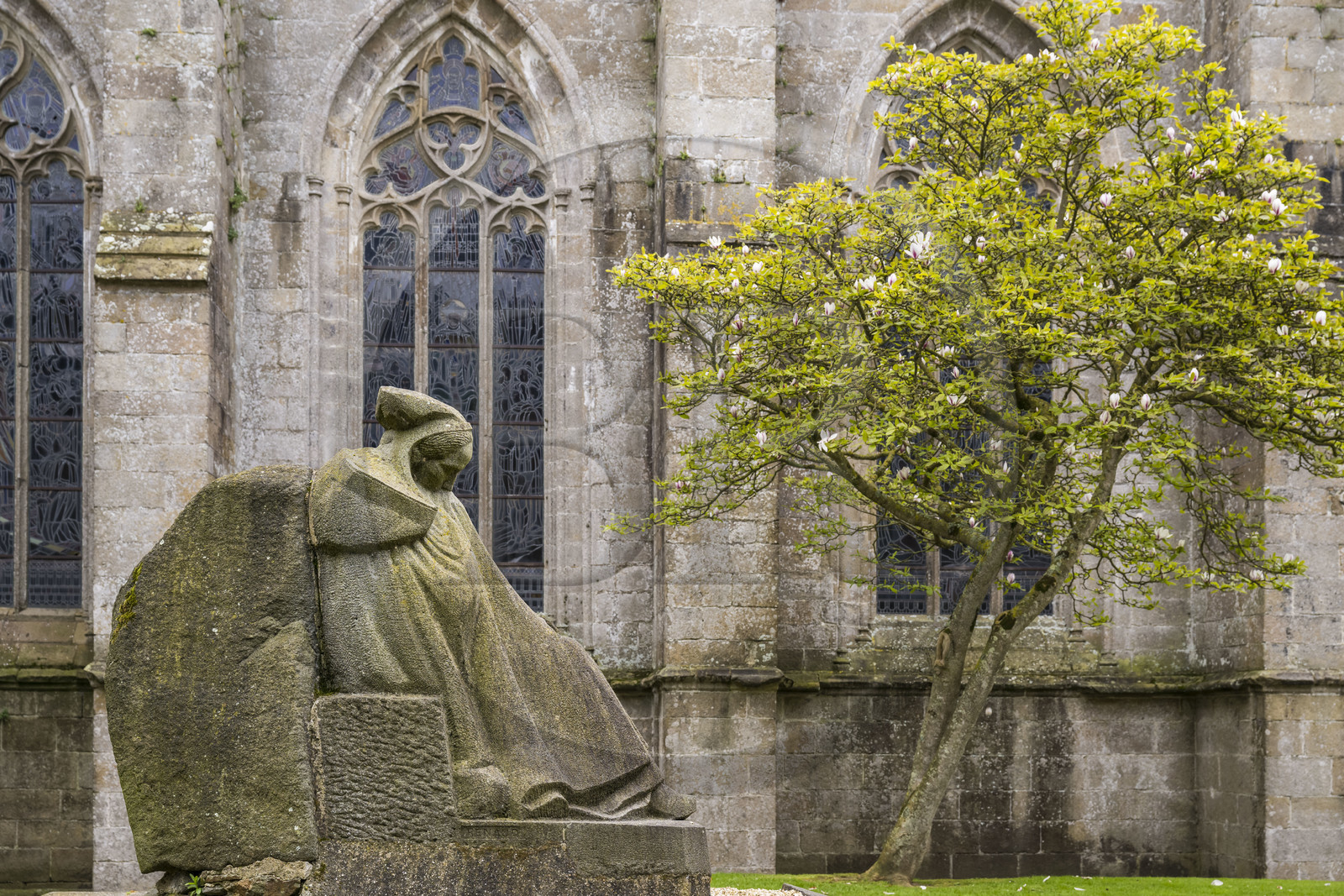 France, Côtes-d'Armor (22), Tréguier, cathédrale Saint-Tugdual, monument aux morts La Douleur du sculpteur Francis Renaud représentant une bretonne vêtue de la mante traditionelle des veuves avec la coiffe Toukenn