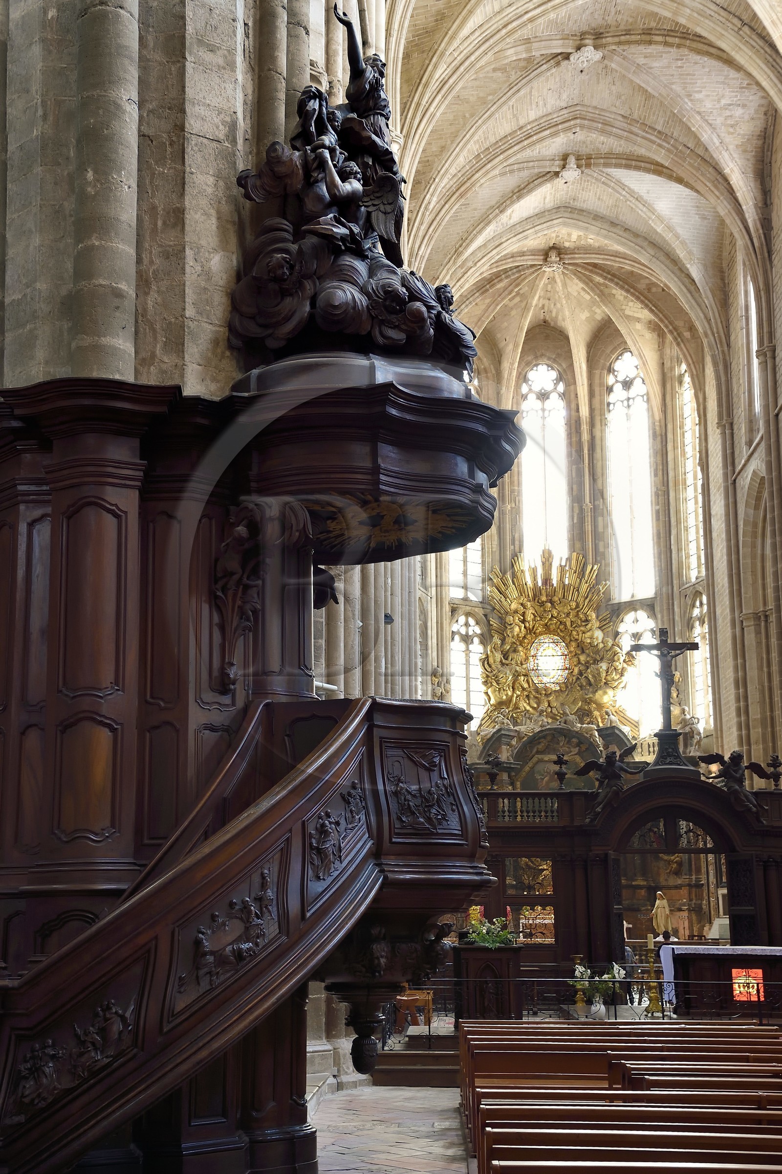 France, Var (83), Provence Verte, Saint-Maximin-la-Sainte-Baume, basilique Sainte Madeleine, la chaire dans la nef