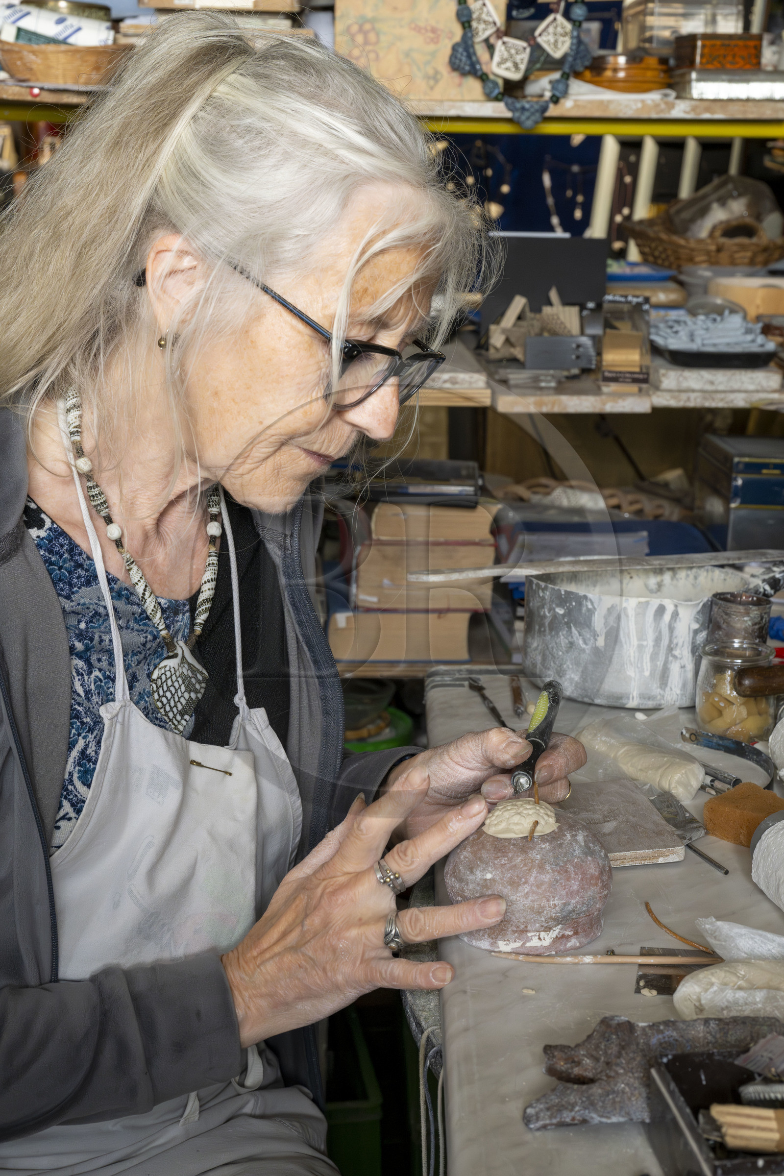 France, Vaucluse (84), Dentelles de Montmirail, le village médiéval de Séguret, labellisé Les Plus Beaux Villages de France, atelier de Kti Sias qui créé des bijoux en céramique