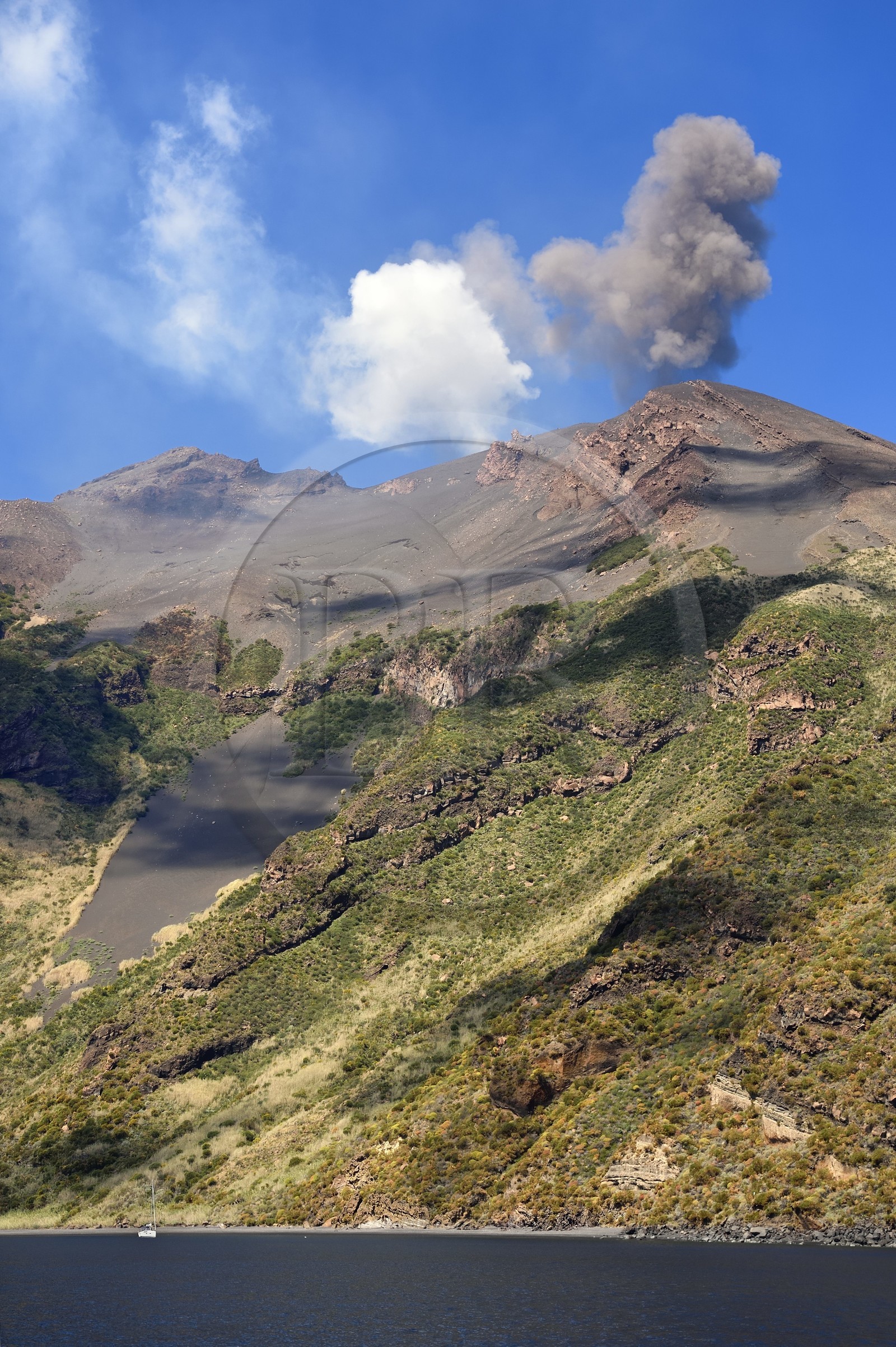 Italie, Sicile, iles Eoliennes, classées Patrimoine Mondial de l'UNESCO, ile de Stromboli, une des multiples et régiulières éruptions du volcan Stromboli qui culmine à 924m