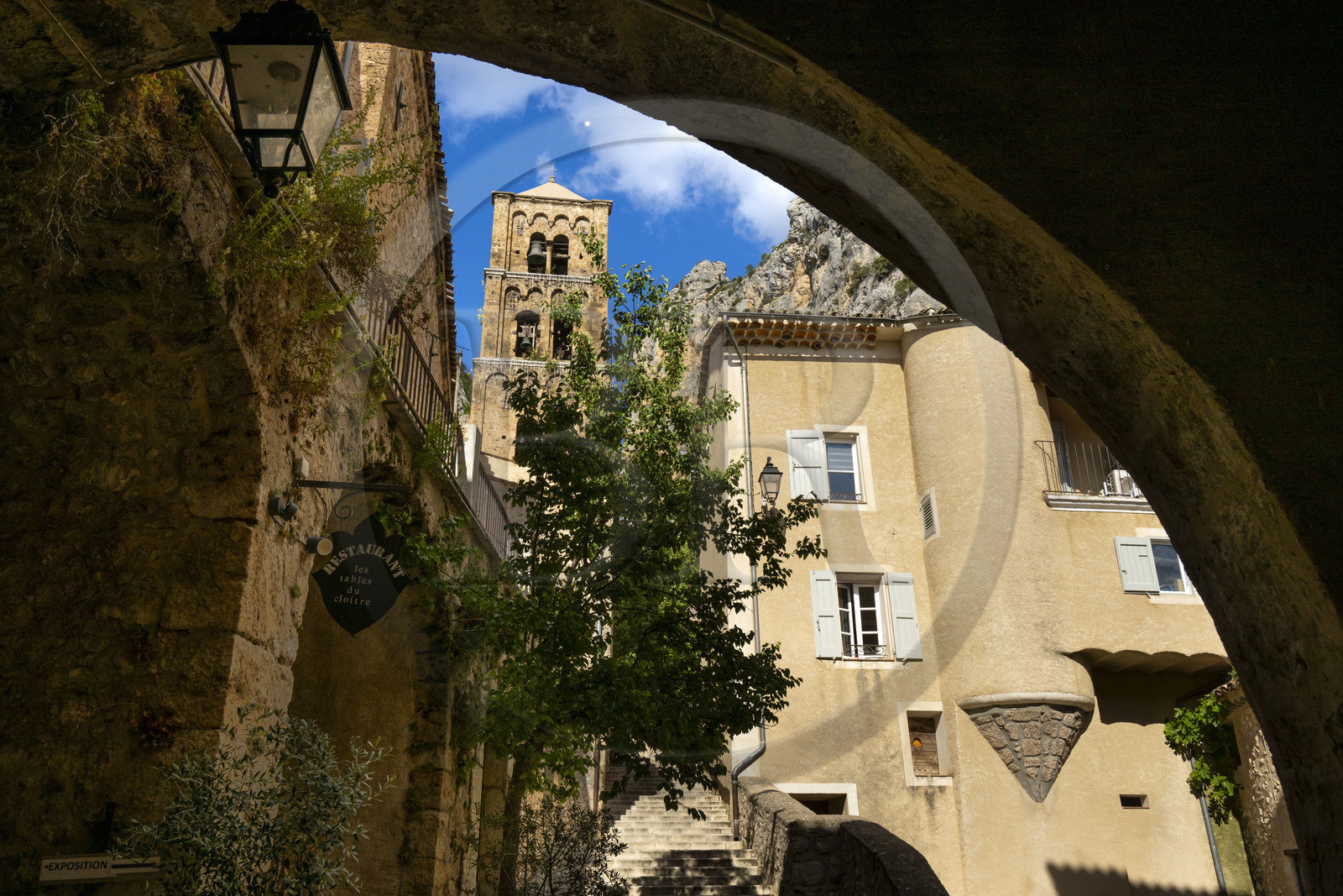 France, Alpes-de-Haute-Provence (04), Parc Naturel Régional du Verdon, Moustiers-Sainte-Marie, labellisé Les Plus Beaux Villages de France, l'église Notre-Dame-de-l'Assomption avec son clocher du XIIe siècle en tuff