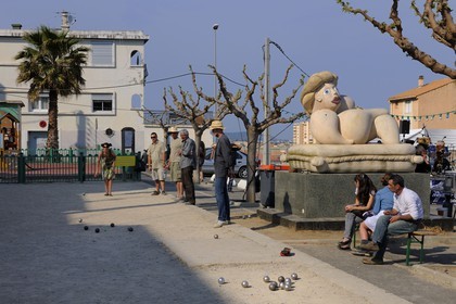 France, Hérault (34), Sète, la place de l'Hospitalet dans le Quartier Haut, joueurs de pétanque au pied de la sculpture La Mama de Richard Di Rosa