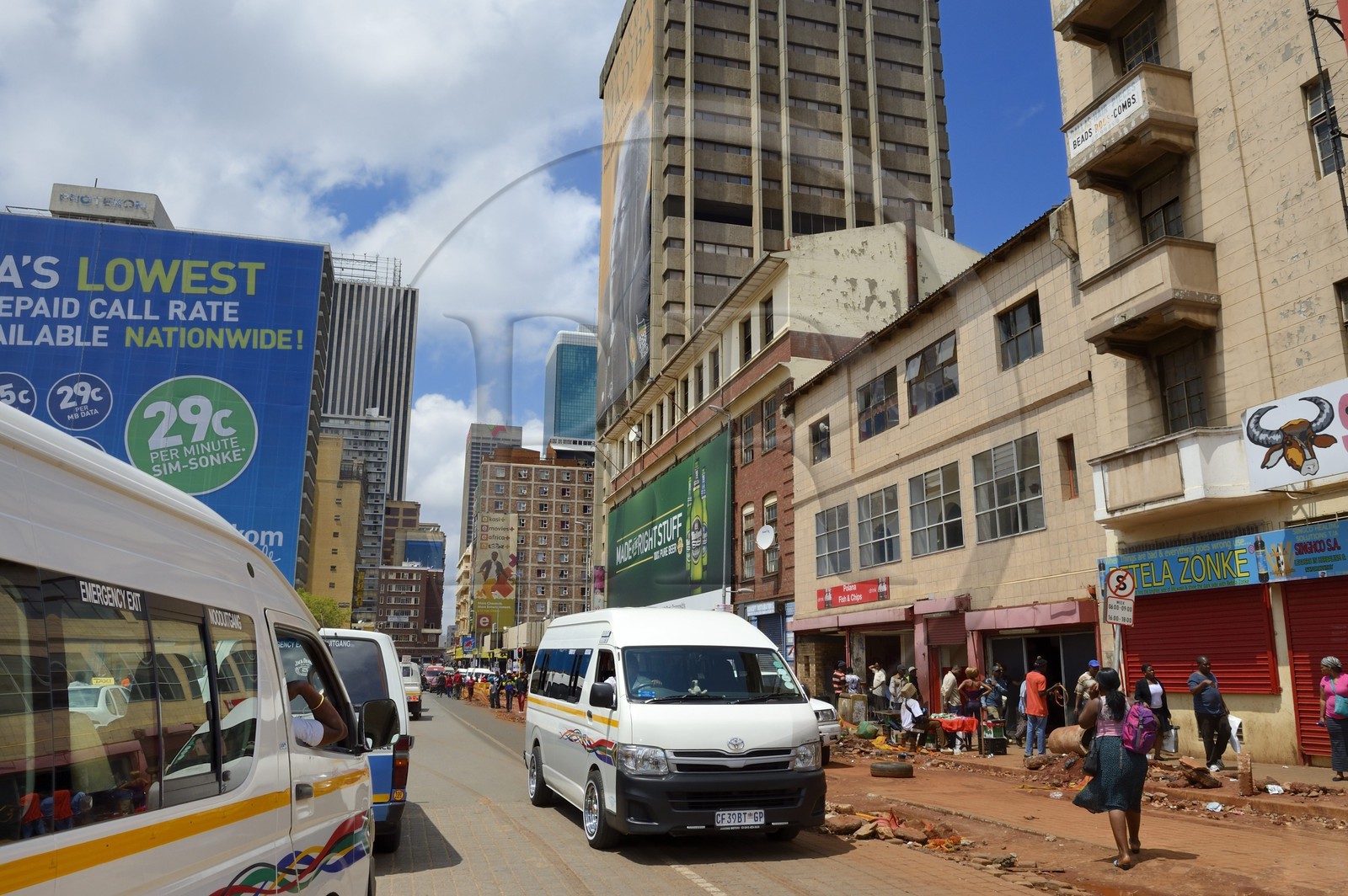 Afrique du Sud, province de Gauteng, Johannesburg, CBD (Central Business District), de nombreux taxi (mini bus) se croisent dans Klein street