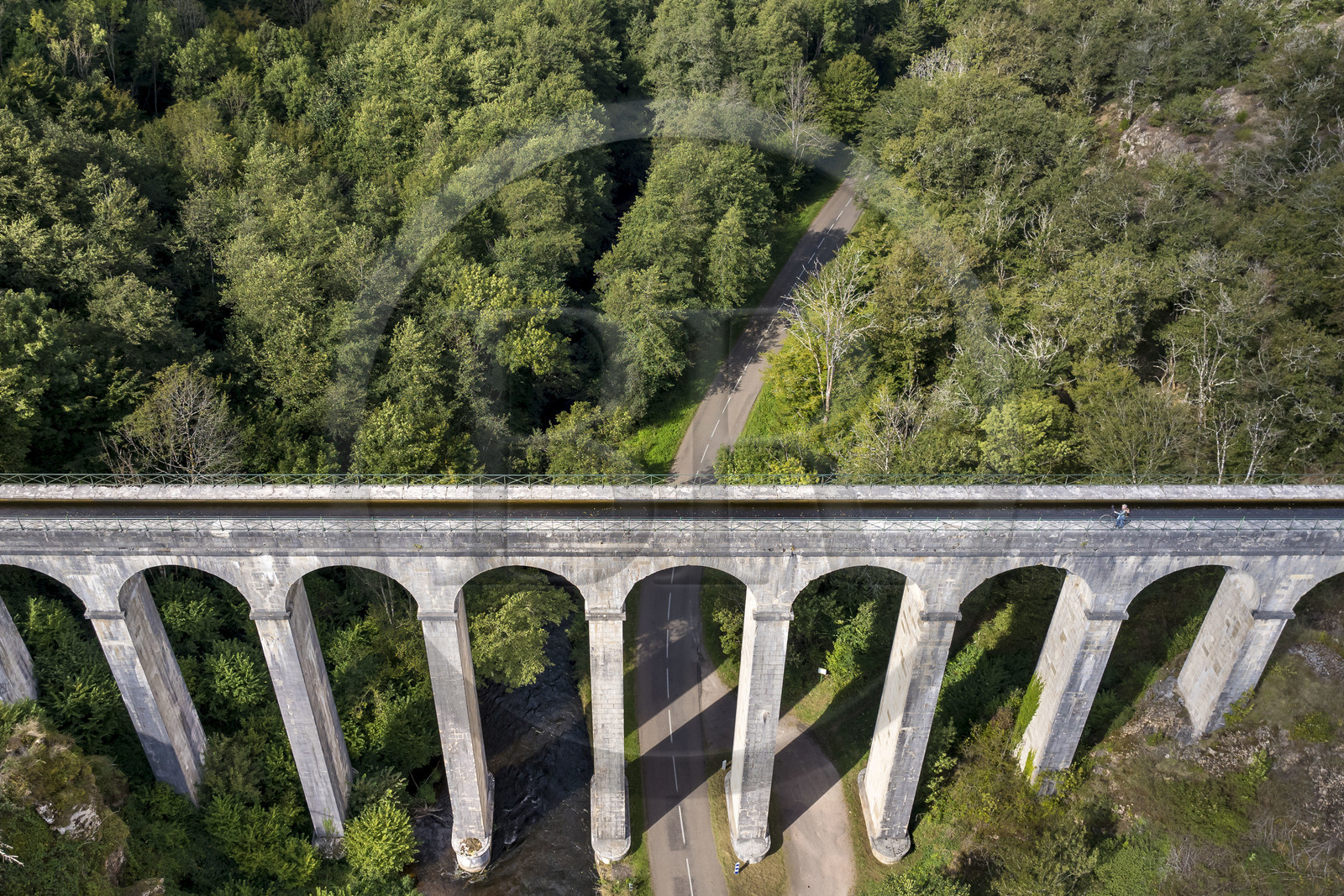 France, Nièvre (58), Parc naturel régional du Morvan, Montreuillon, pont aqueduc de Montreuillon construit en 1841, haut de 33 m et long de 152 m avec 13 arches larges de 8 m, le long de la Rigole d’Yonne qui puise les eaux de l'Yonne au lac de Pannecière et alimente le canal du Nivernais (vue aérienne)