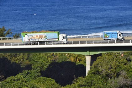 France, Ile de la Reunion, Petite-Ile, grands camions appelés cachalots qui acheminent la canne à sucre vers l'usine sucrière du Gol