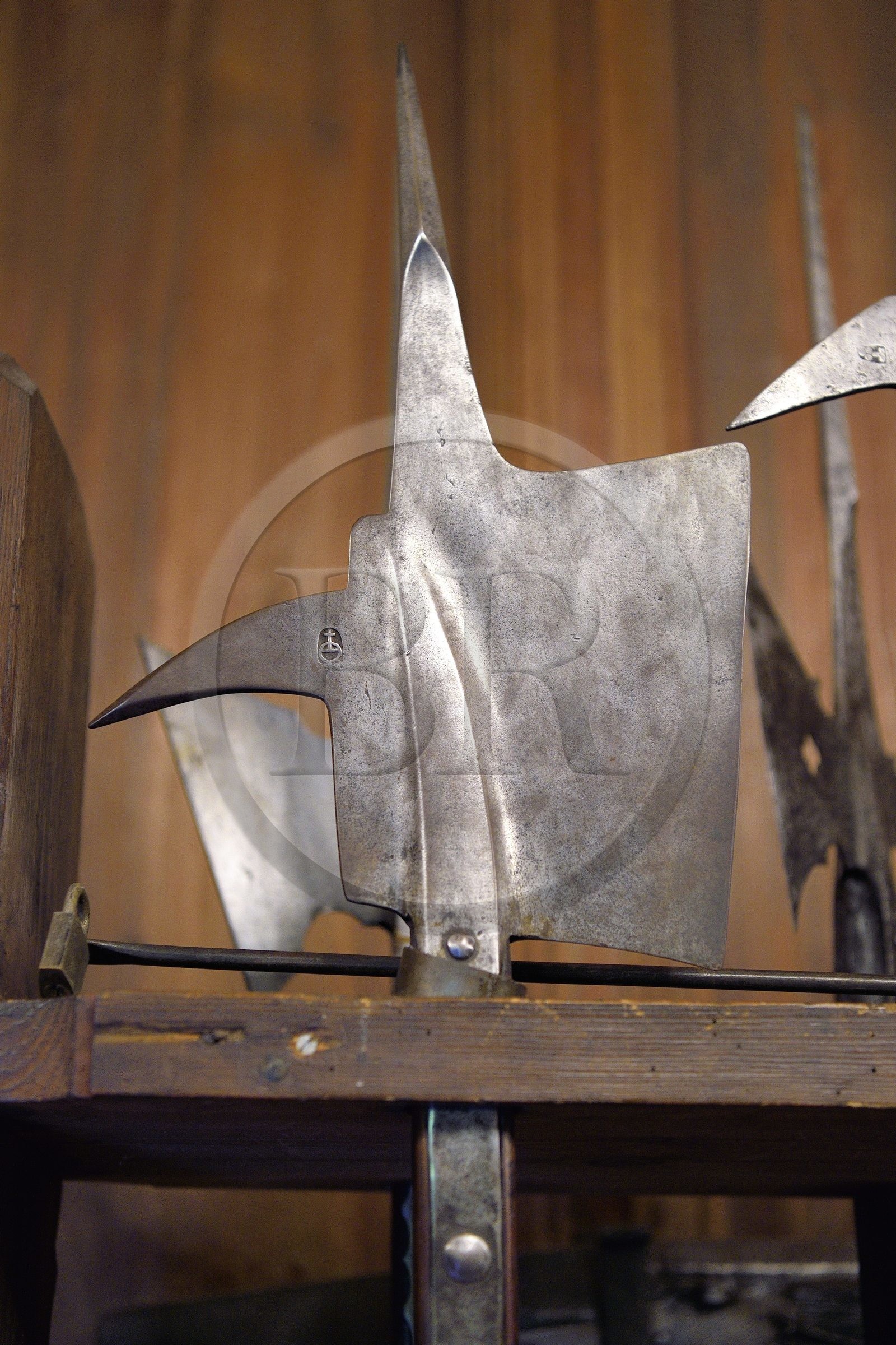 France, Bas-Rhin (67), Orschwiller, le chateau du Haut-Koenigsbourg, la salle d’armes présente les différentes hallebardes, épées, arbalètes et armures, hallebarde du XVème siècle