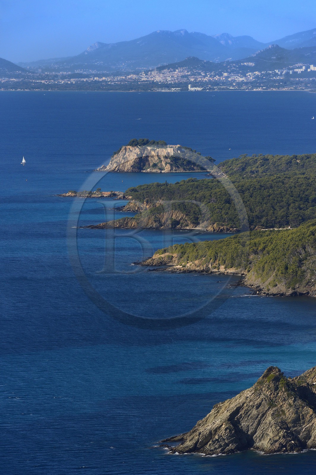 France, Var (83), Corniche des Maures, Bormes les Mimosas, fort de Brégançon (vue aérienne)