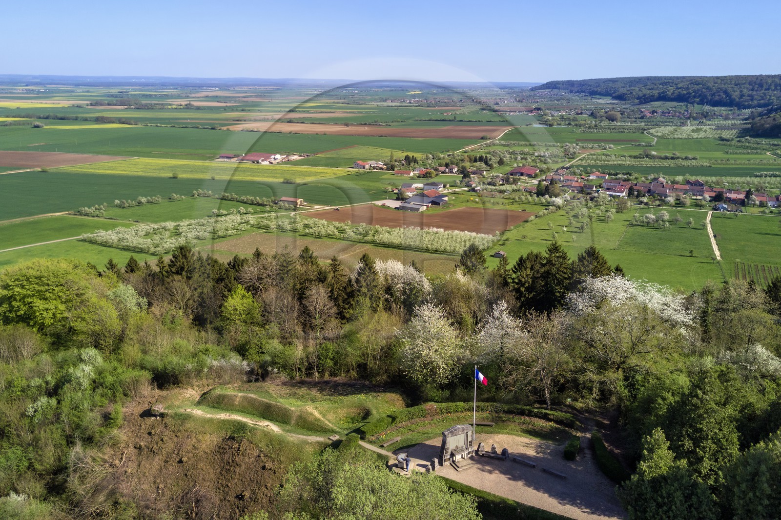 France, Meuse (55), Parc régional de Lorraine, Cotes de Meuse, Les Éparges, traces des combats d’une des luttes les plus meurtrières de la Première Guerre mondiale, trous d'obus et monument du point X en mémoire de Ceux qui n'ont pas de tombe (vue aérienne)