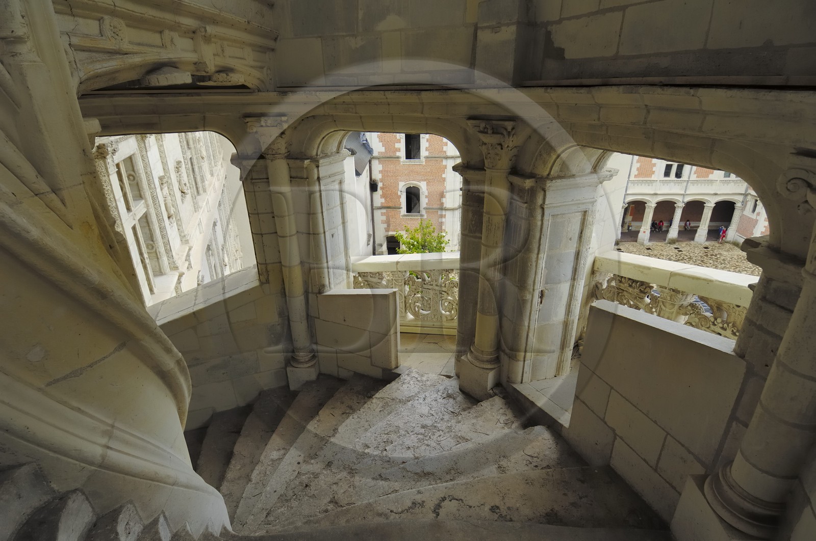 France, Loir-et-Cher (41), vallée de la Loire classée au Patrimoine Mondial de l'UNESCO, château de Blois, escalier à clair-voie accolé à la façade François 1er