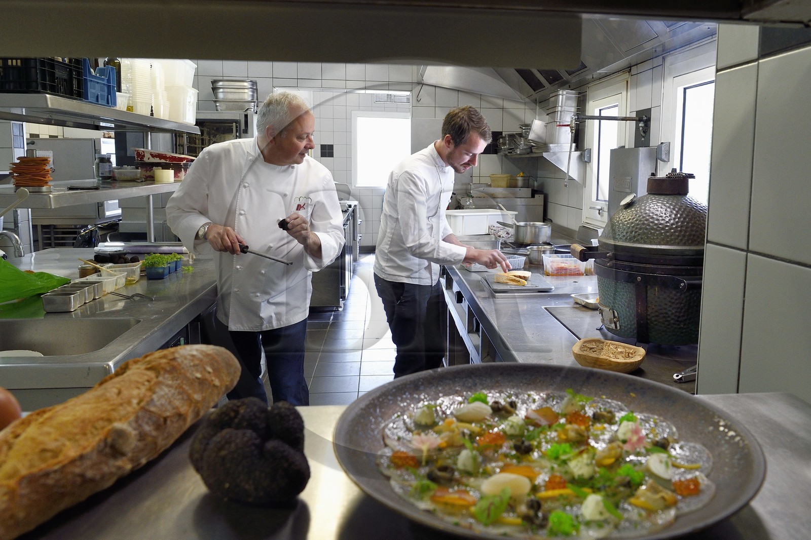 France, Charente (16), Bourg-Charente, restaurant La Ribaudière 1 étoile Michelin, le chef étoilé Thierry Verrat et son fils Julien, carpaccio de lotte fumé au bois de barrique et petits coquillages au premier plan