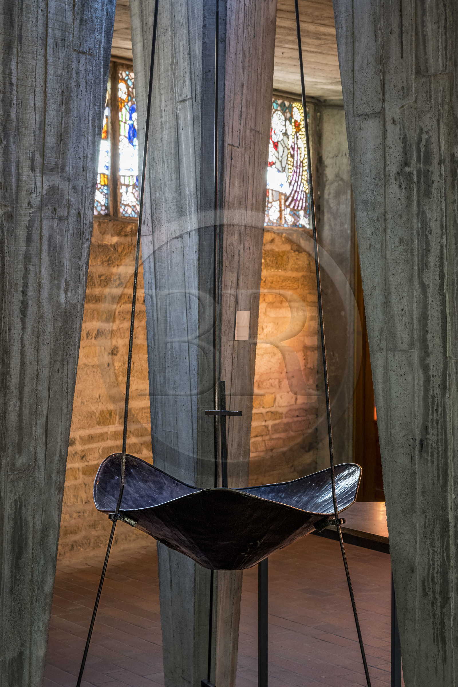 France, Charente-Maritime (17), Royan, église Notre-Dame de Royan construite de 1955 à 1958 par l'architecte Guillaume Gillet (Grand Prix de Rome), un bénitier surmonté d'une croix dessiné par Guillaume Gillet