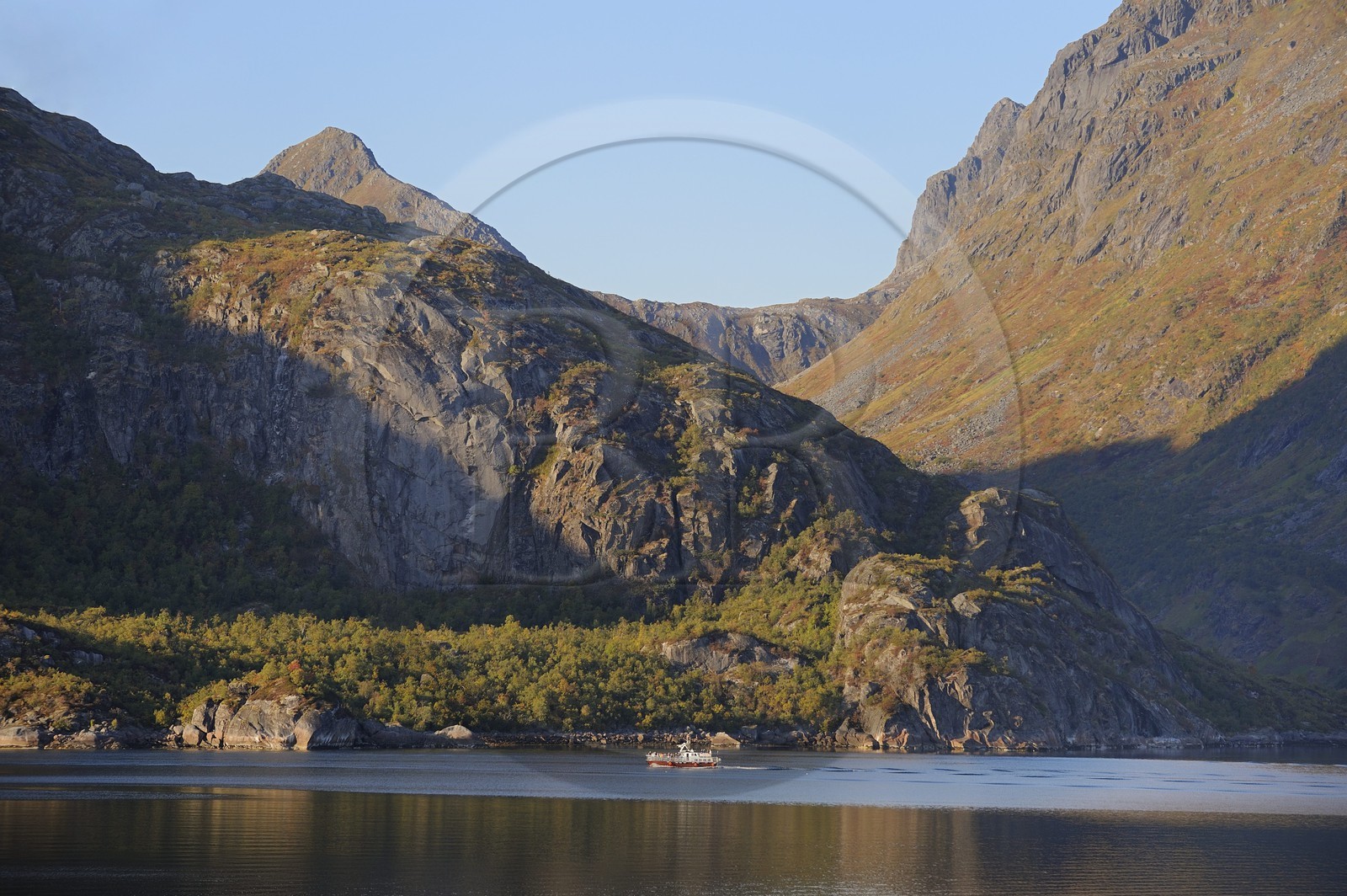 Norvège, Nordland, Iles Lofoten, le Raftsundet, détroit qui sépare Austvagoy de l'île d'Hinnoya