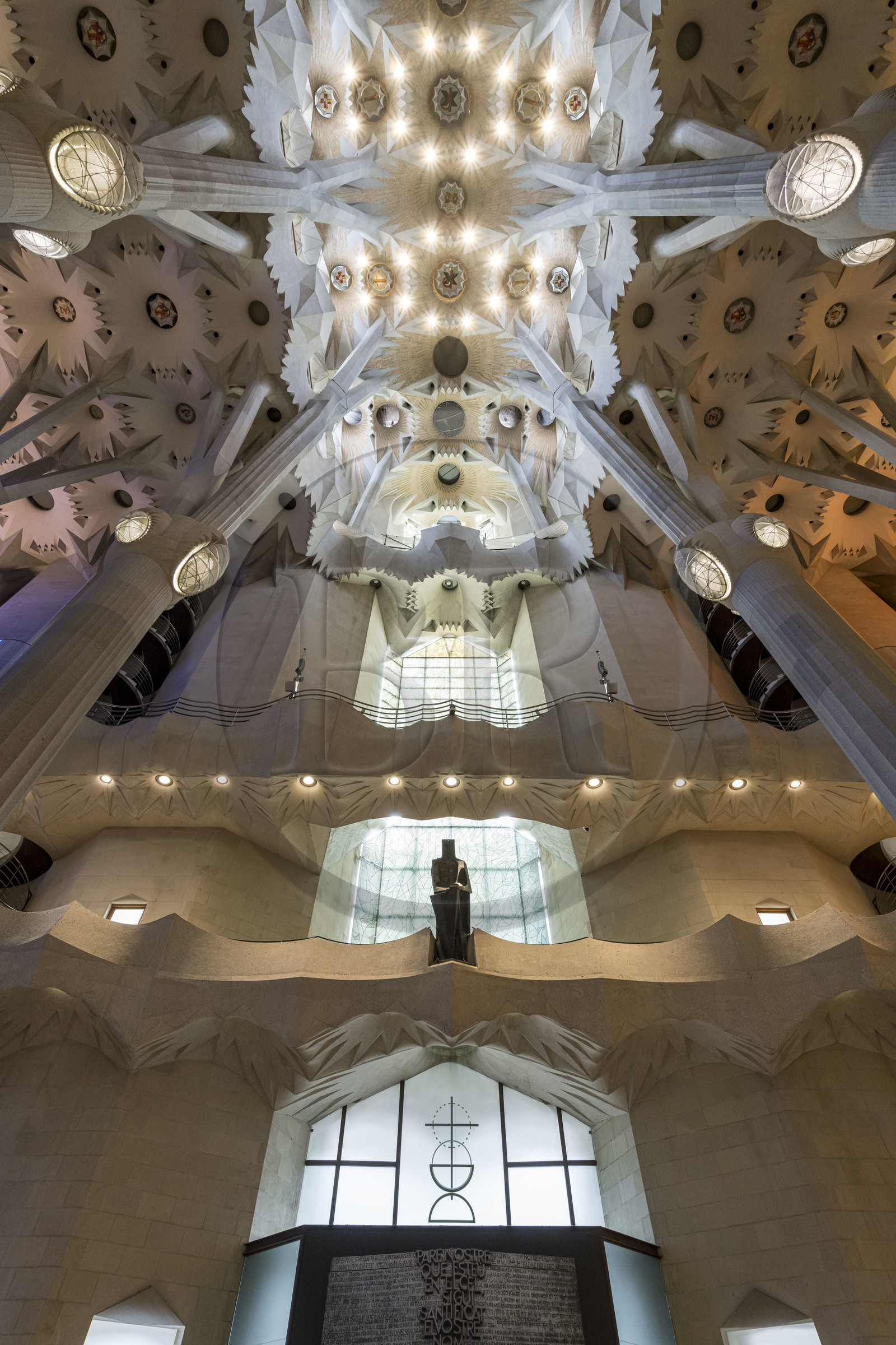 Espagne, Catalogne, Barcelone, quartier de l'Eixample, basilique de la Sagrada Familia de l'architecte du modernisme catalan Antoni Gaudi classée Patrimoine Mondial de l'UNESCO, la facade de la Gloire vue de l'intérieur et la voute de la Nef en haut