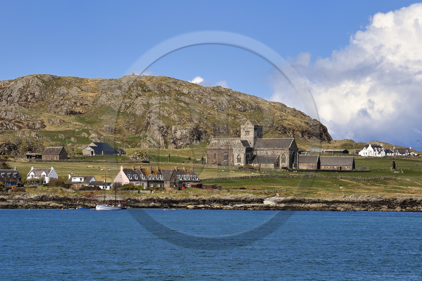 Royaume-Uni, Ecosse, Highland, Hébrides intérieures, Ile de Iona face à l'Ile de Mull, abbaye d'Iona en bordure de mer