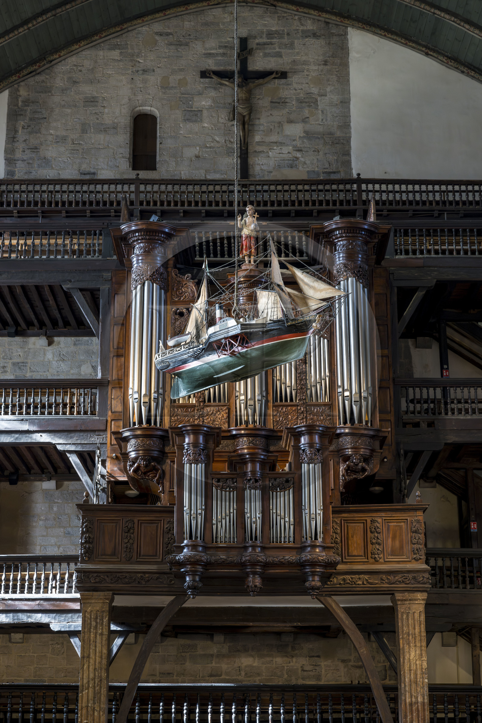 France, Pyrénées-Atlantiques (64), Pays-Basque, Saint-Jean-de-Luz, l'église Saint-Jean-Baptiste, bateau ex-voto devant l'orgue