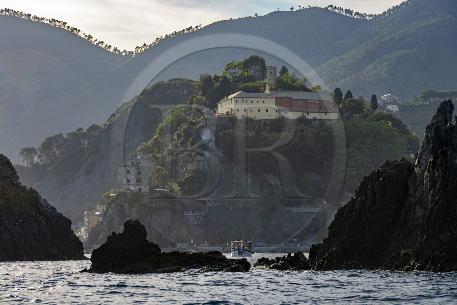 Italie, Ligurie, Cinque Terre, parc national des Cinque Terre classé Patrimoine Mondial de l'UNESCO, village de Monterosso al Mare, la Tour Aurora du XVIème siècle sous les ruines du chateau et le monastère