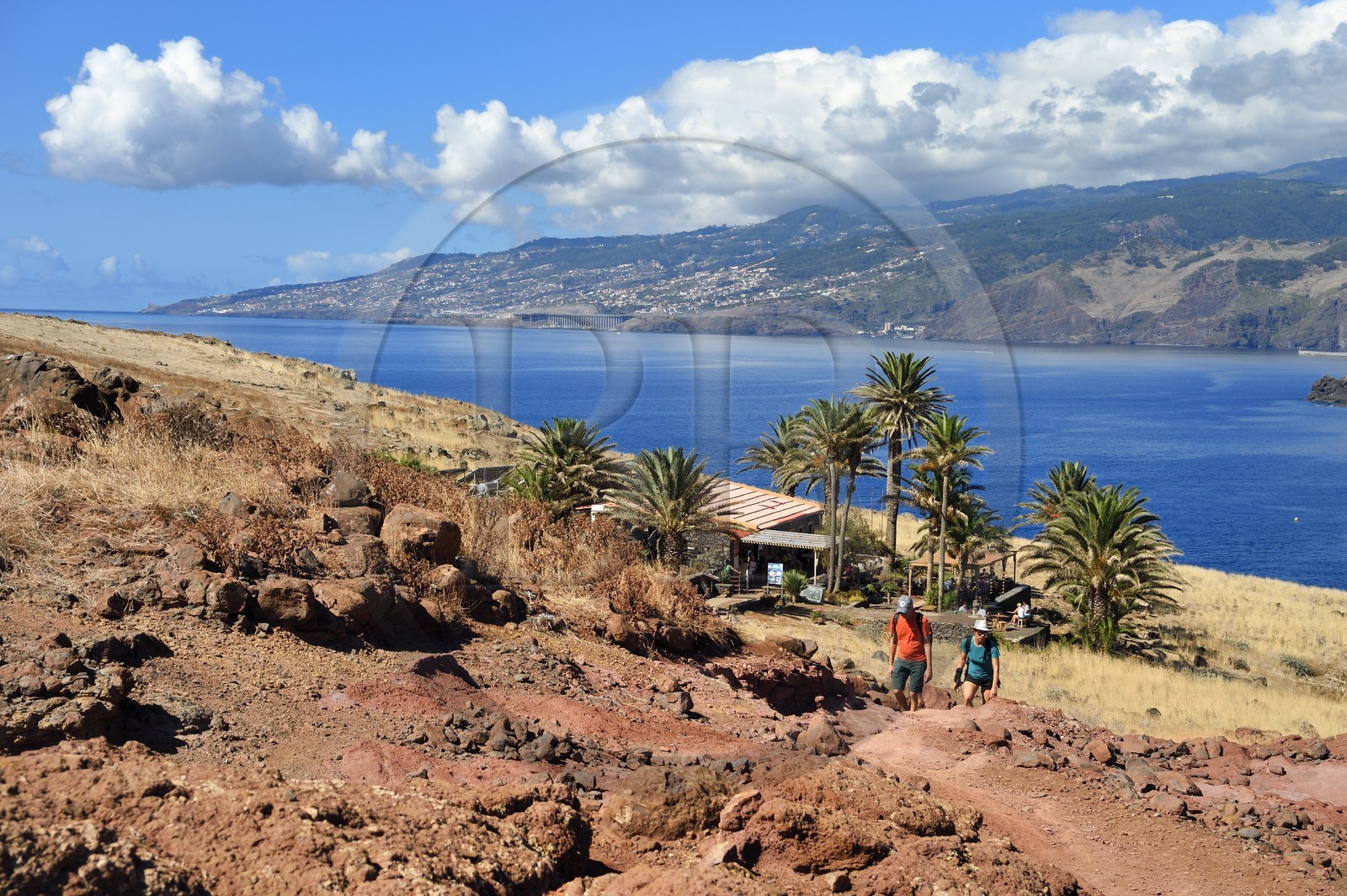 Portugal, Ile de Madère, randonnée dans la réserve naturelle de la Ponta de Sao Lourenço à l'extrême Est de l'ile, arrivée à la Casa do Sardinha