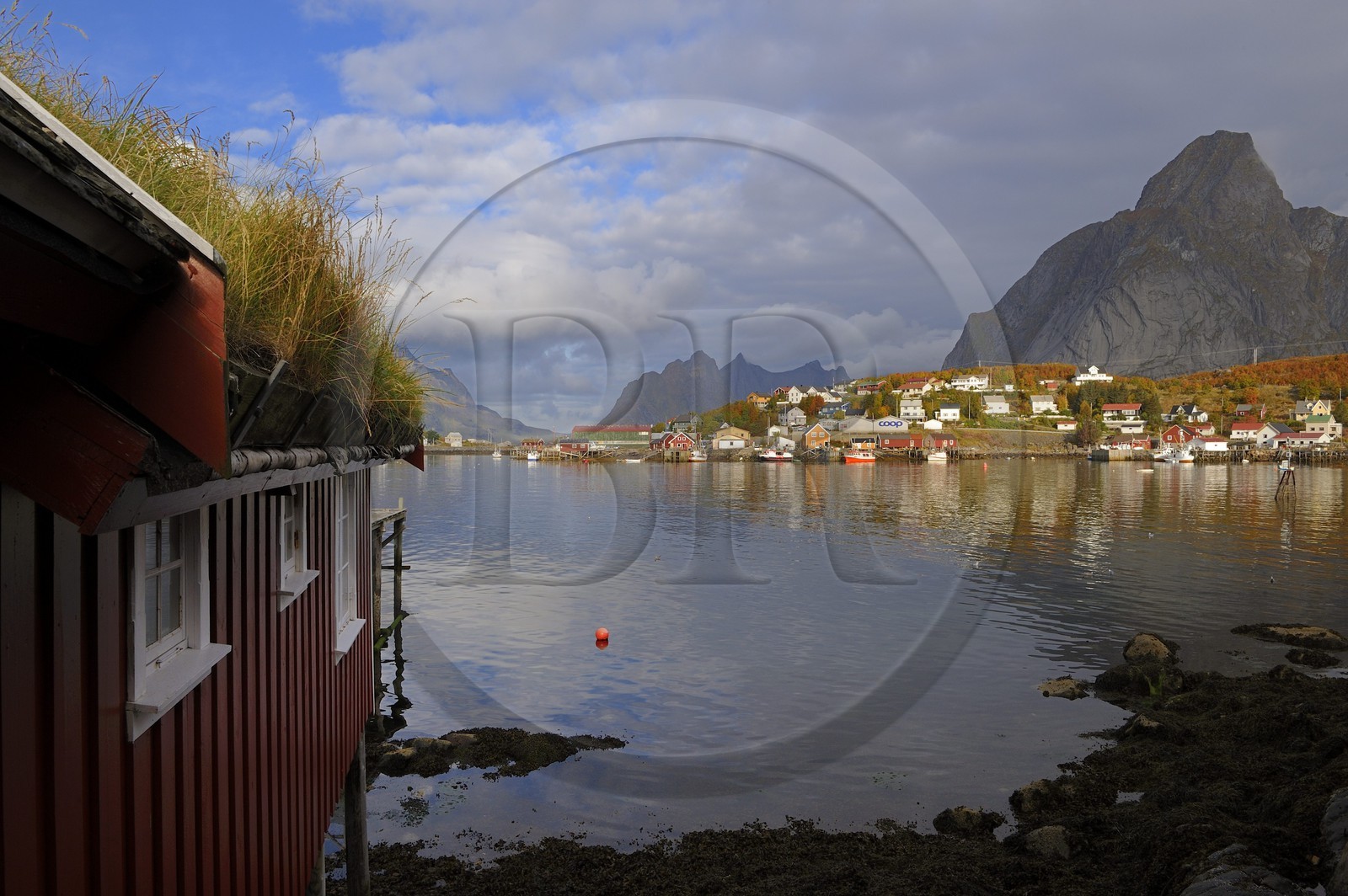 Norvège, Nordland, Iles Lofoten, ile de Moskenesoy, rorbue (maison de pêcheurs) dans le village de Reine