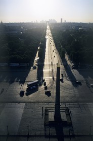 France, Paris (75), l' avenue des Champs-Elysées, depuis le haut de la place de la Concorde