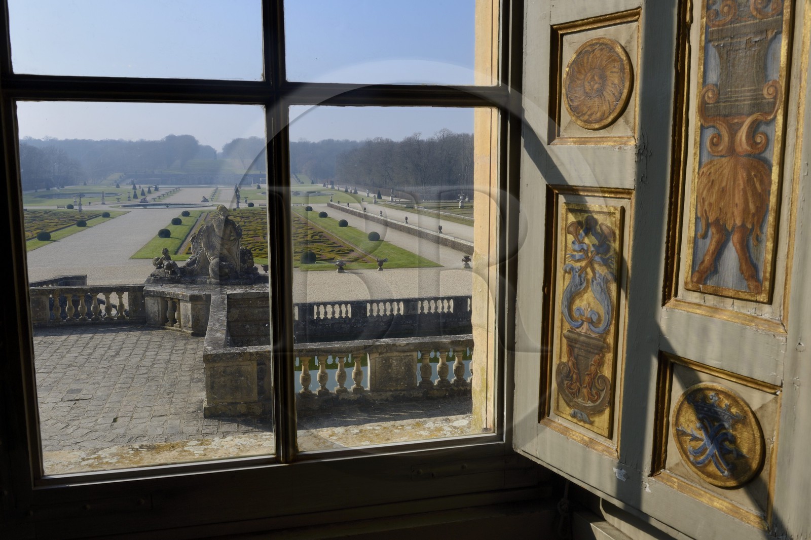 France, Seine-et-Marne (77), Maincy, le château de Vaux-le-Vicomte, vue sur les jardins et volets peints intérieurs