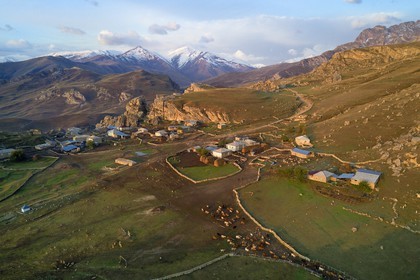 Azerbaïdjan, région de Quba (Guba), chaine de montagne du Grand Caucase, village de Giriz à l'aube (vue aérienne)