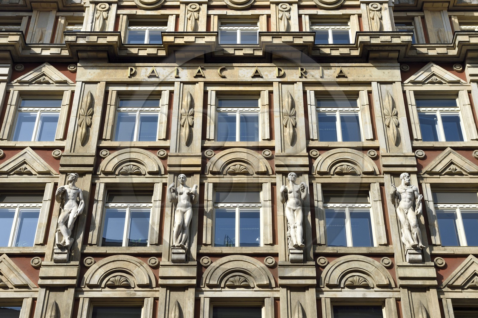 République Tchèque, Prague, Nove Mesto, le palais Adria édifié en 1925 par Pavel Janak et Joseph Zasche dans le style Rondocubiste sur la Jungamanovo namesti