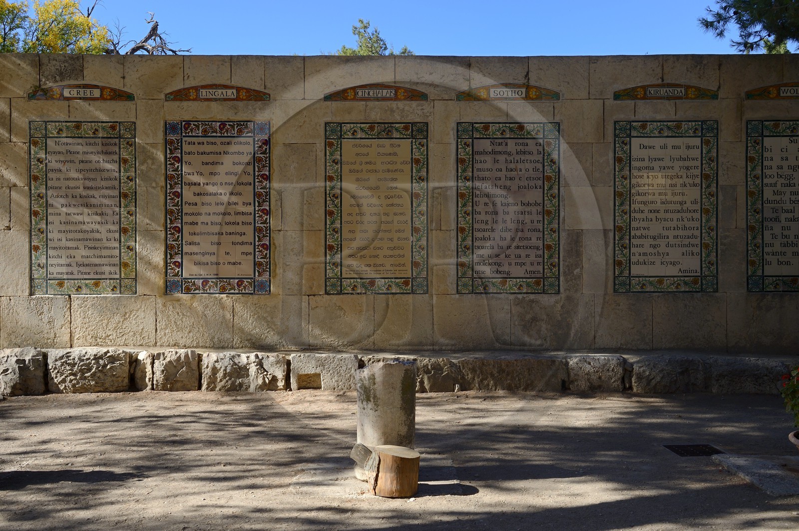 Israel, Jérusalem, ville sainte, eglise du Pater Noster (Domaine de L'Eleona) sur le Mont des Oliviers et construite sur le site où d'après la tradition Jésus enseigna à ses disciples le Notre Père, cette prière est inscrite dans de nombreuses langues sur les murs, elle fait partie des quatre territoires français de Jérusalem