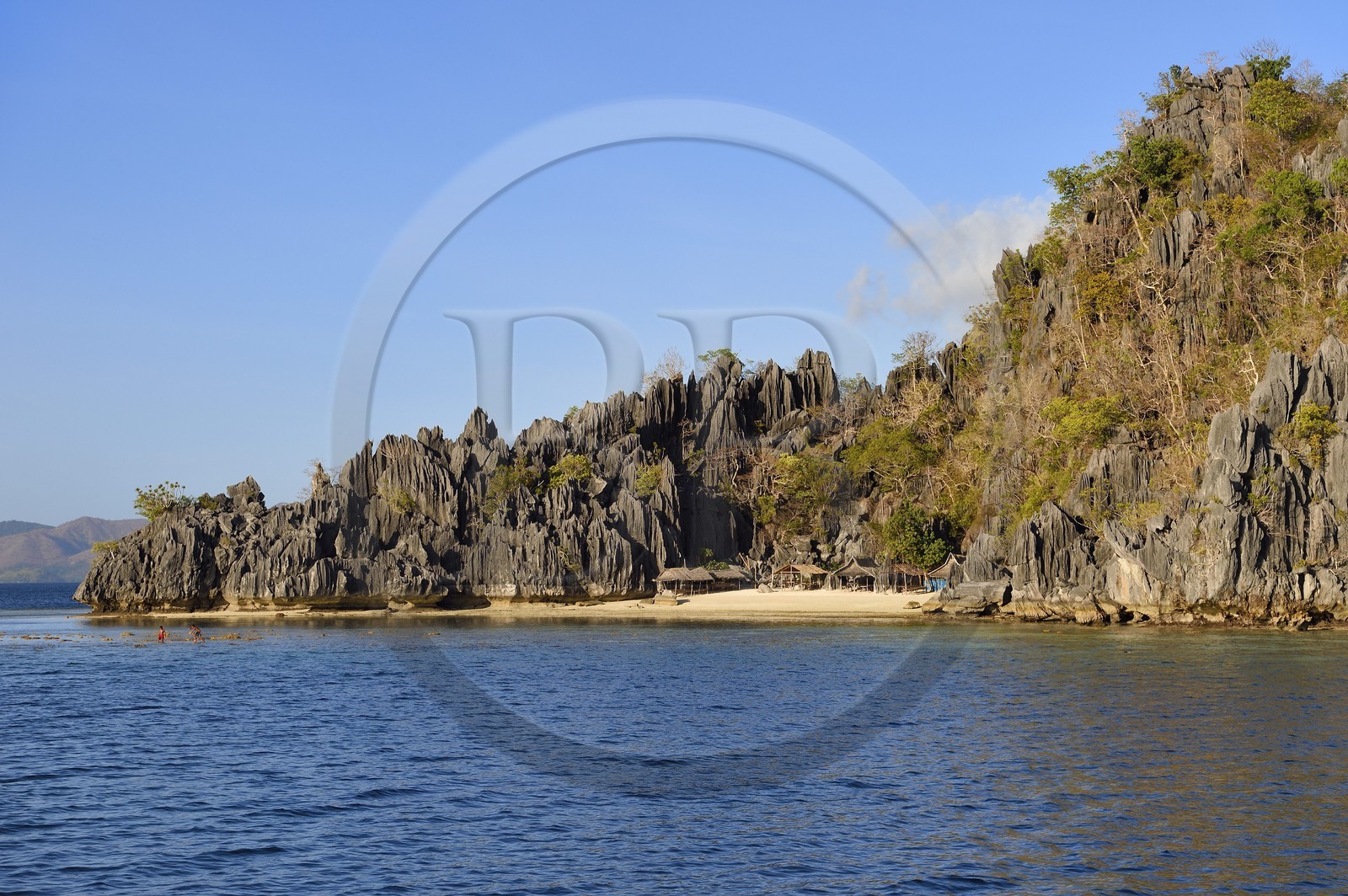 Philippines, Calamian Islands dans le nord de Palawan, Coron Island Natural Biotic Area, Banul Beach des falaises de calcaire