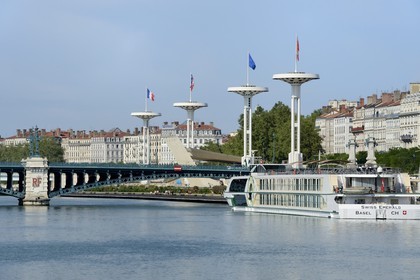 France, Rhône (69), Lyon, quai Claude Bernard sur le Rhône, la piscine et le Pont de l'Université