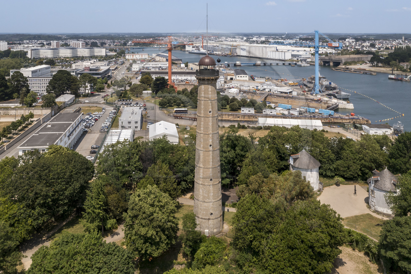 Morbihan (56), Lorient, l’Enclos du port, La tour de la découverte (vue aérienne)