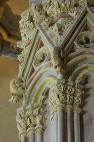 France, Val-de-Marne (94), Vincennes, le château de Vincennes, le donjon, chambre du Roi au deuxième étage, petites chimères sur la colonne centrale