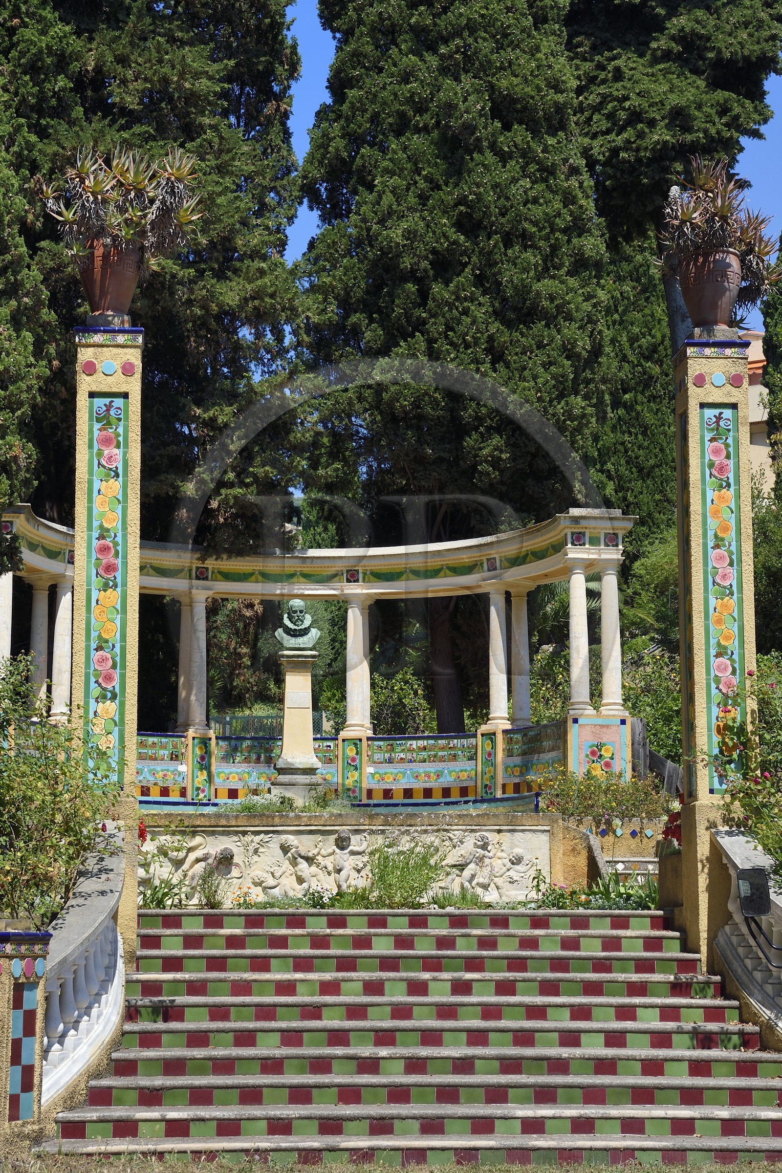 France, Alpes-Maritimes (06), Menton, Jardin Fontana Rosa, Rotonde de Cervantès, buste de Cervantes et bancs décorés de carreaux de céramique illustrant les aventures de Don Quichotte