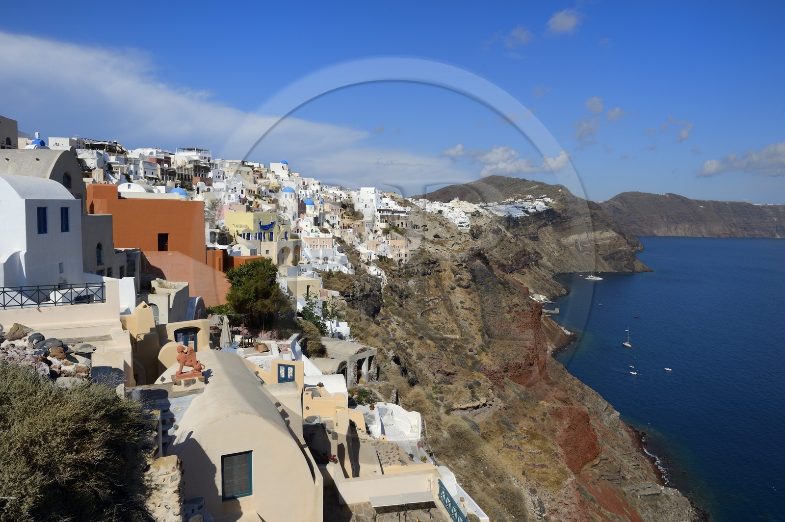 Grèce, Les Cyclades, mer Égée, île de Santorin (Thira ou Théra), le village de Oia qui surplombe la Caldera