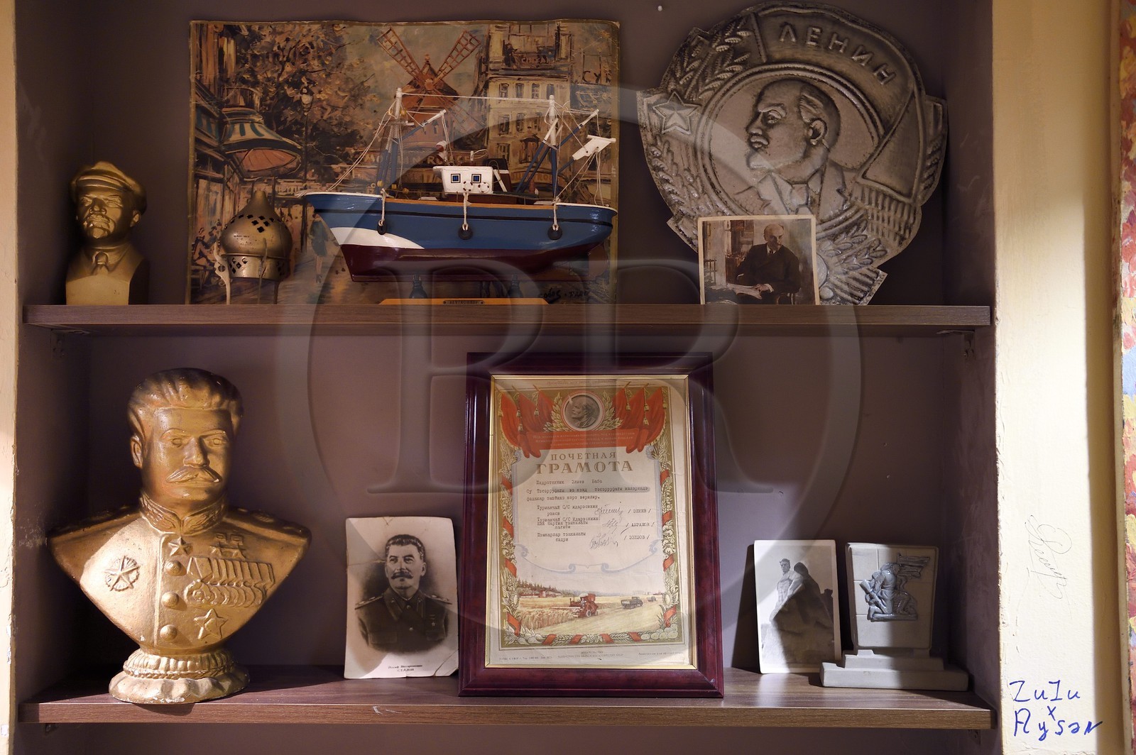 Azerbaïdjan, Bakou, Old School Café, statuettes de Staline et Lénine