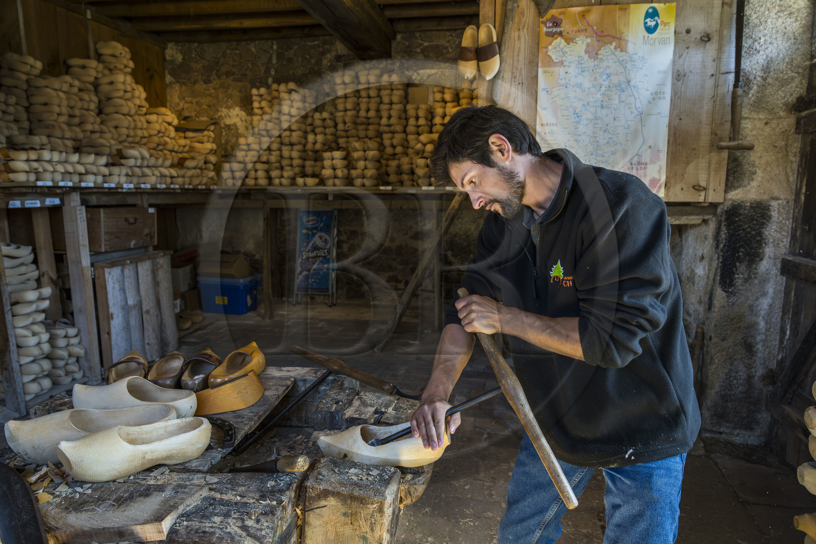 France, Nièvre (58), Parc naturel régional du Morvan, Gouloux, établissement Marchand (scierie, saboterie et boissellerie), Pierre Marchand dans l'atelier de la saboterie