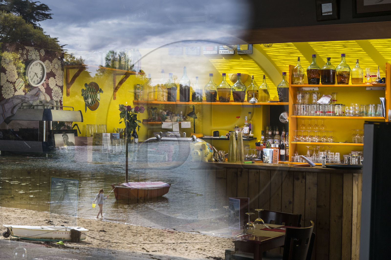 France, Côtes-d'Armor (22), La Roche Jaune à Plouguiel, le Café Pesked et les rives de l'embouchure du fleuve Jaudy