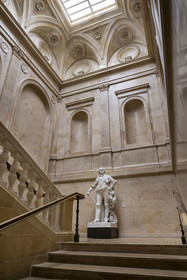 France, Côte-d'Or (21), Dijon, zone classée Patrimoine Mondial de l'UNESCO, Musée des Beaux-Arts dans l'ancien palais des ducs de Bourgogne, statue du maréchal de Saxe par François Rude (1836) dans le grand escalier