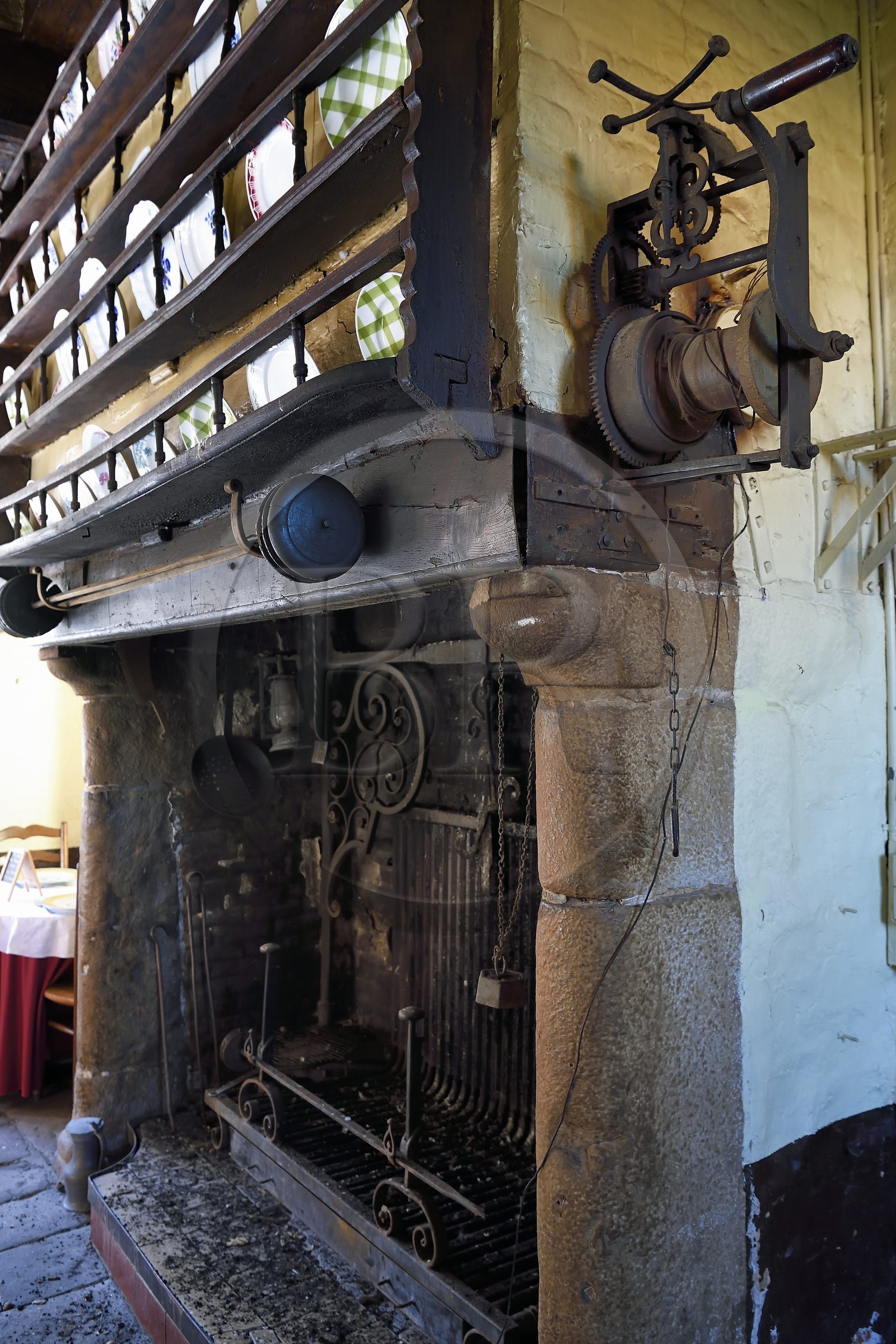 France, Seine-Maritime (76), Pays de Caux, Tôtes, l'auberge du cygne, ancien relais de la Poste royale, elle hébergea des personnalités comme D'Artagnan, Madame de Pompadour, Louis-Philippe Ier, Napoléon Ier et l’impératrice Joséphine etc et fut le lieu où Guy de Maupassant écrivit Boule de Suif (dans lequel l’auberge est très présente) et où Gustave Flaubert écrivit une partie de Madame Bovary, landier (grand chenet) de la cheminée