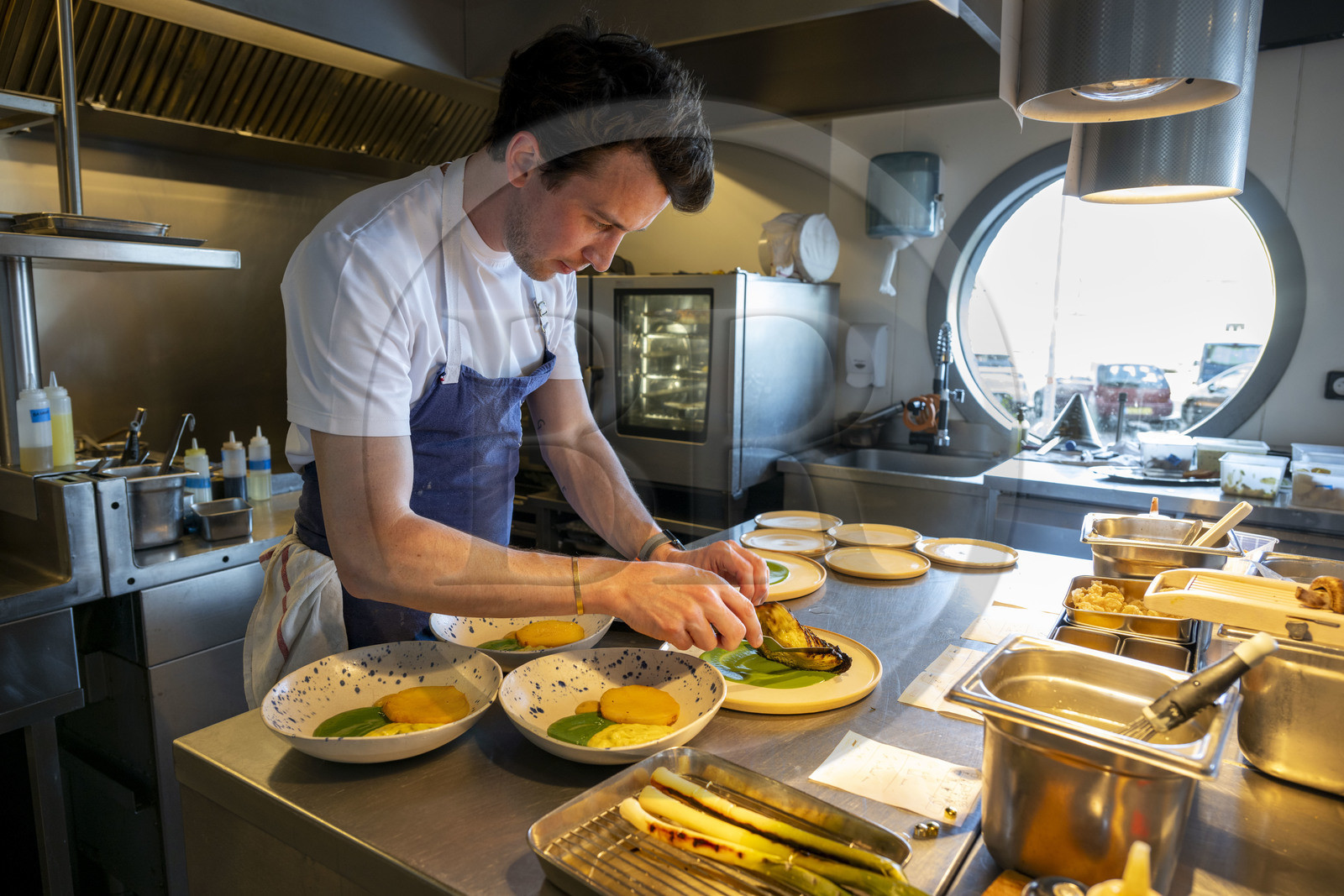 France, Loire-Atlantique, Saint-Nazaire, le restaurant GAMIN dirigé par le chef Bastien Guillochon ici en cuisine et son épouse Charlotte