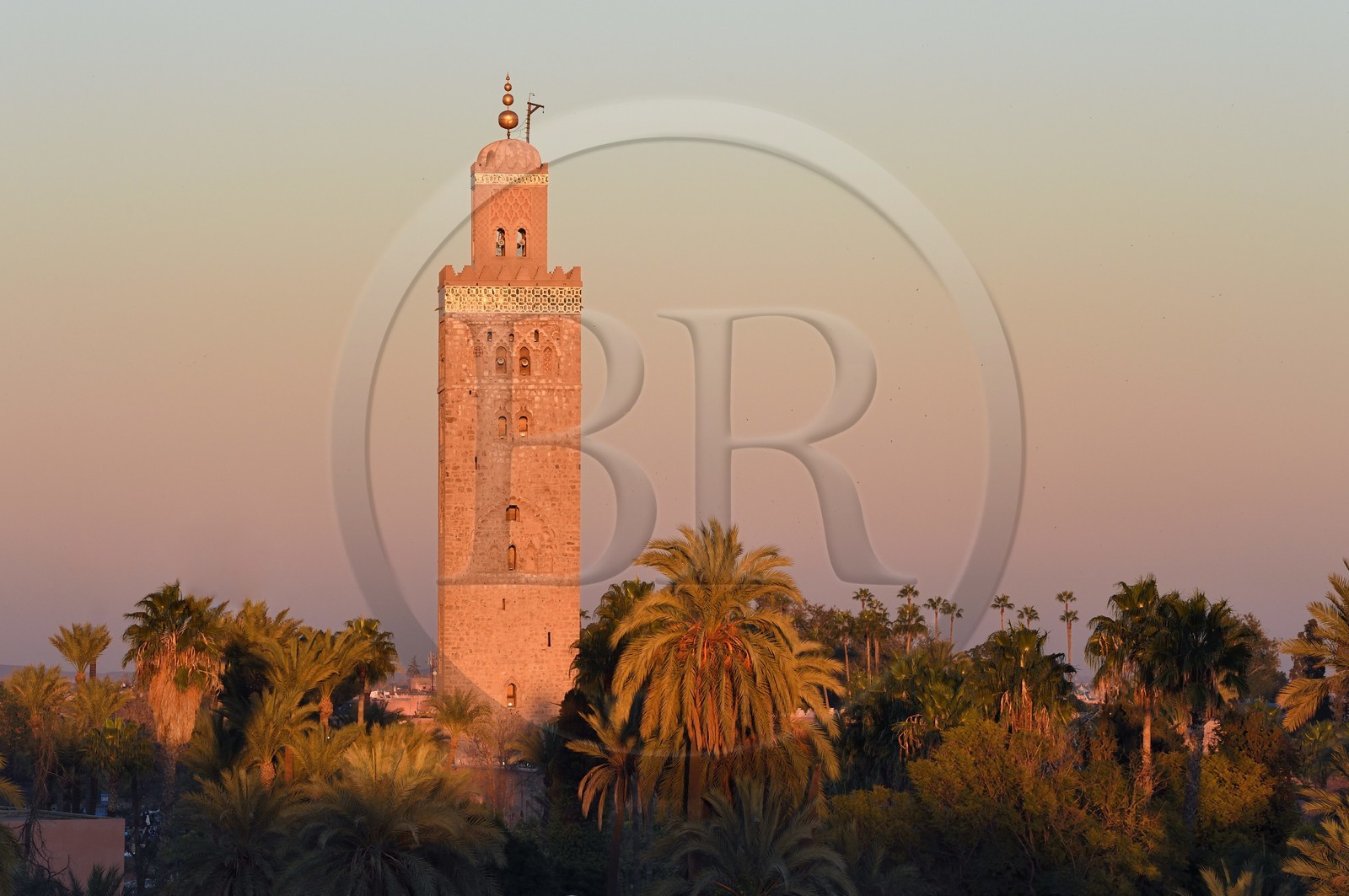 Maroc, Haut-Atlas, Marrakech, ville impériale, Médina classée Patrimoine Mondial de l'UNESCO, la mosquée la Koutoubia et son minaret au soleil couchant