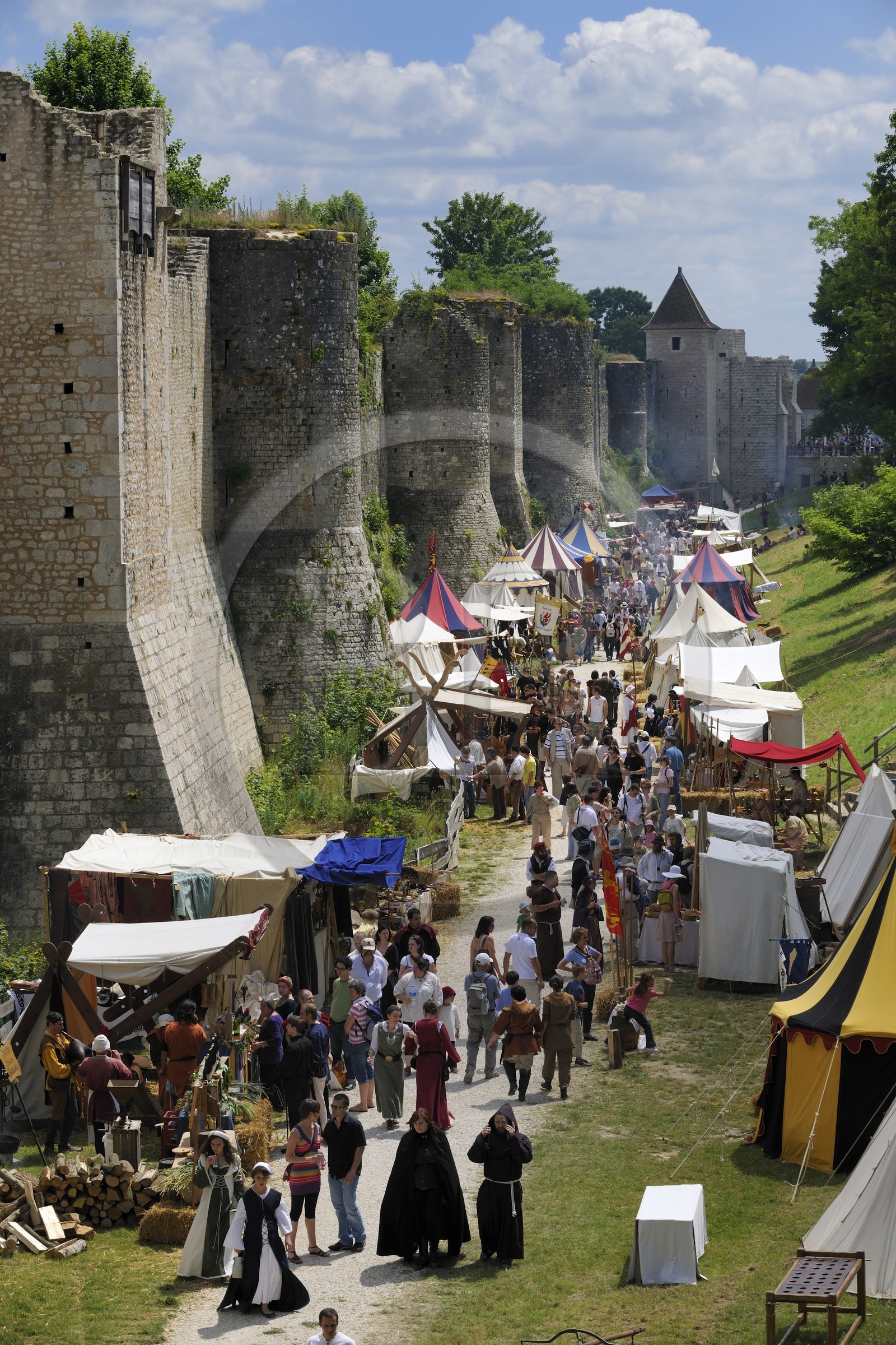 France, Seine et Marne (77), Les Médiévales de Provins, ville classée Patrimoine Mondial de l'UNESCO, les remparts vers la porte Saint Jean