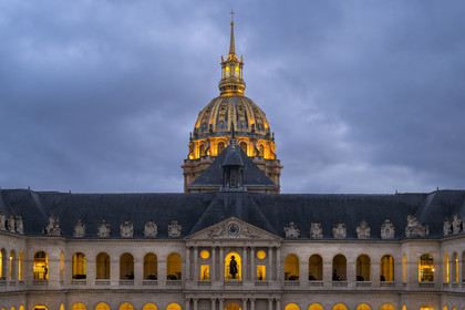 France, Paris (75), Hotel des Invalides, Musée de l'Armée, la cour d'Honneur et le dôme de la cathédrale Saint-Louis-des-Invalides en arrière plan, statue de Napoléon Ier en petit caporal de Charles Émile Seurre