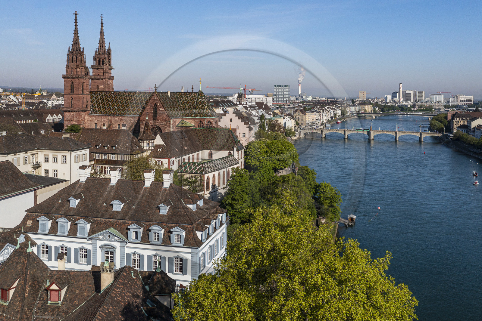 Suisse, Bâle, la rive gauche du Rhin, la cathédrale protestante Notre-Dame de Bâle (Munster) domine le Rhin, le pont de Mittlere Brucke en arrière plan (vue aérienne)