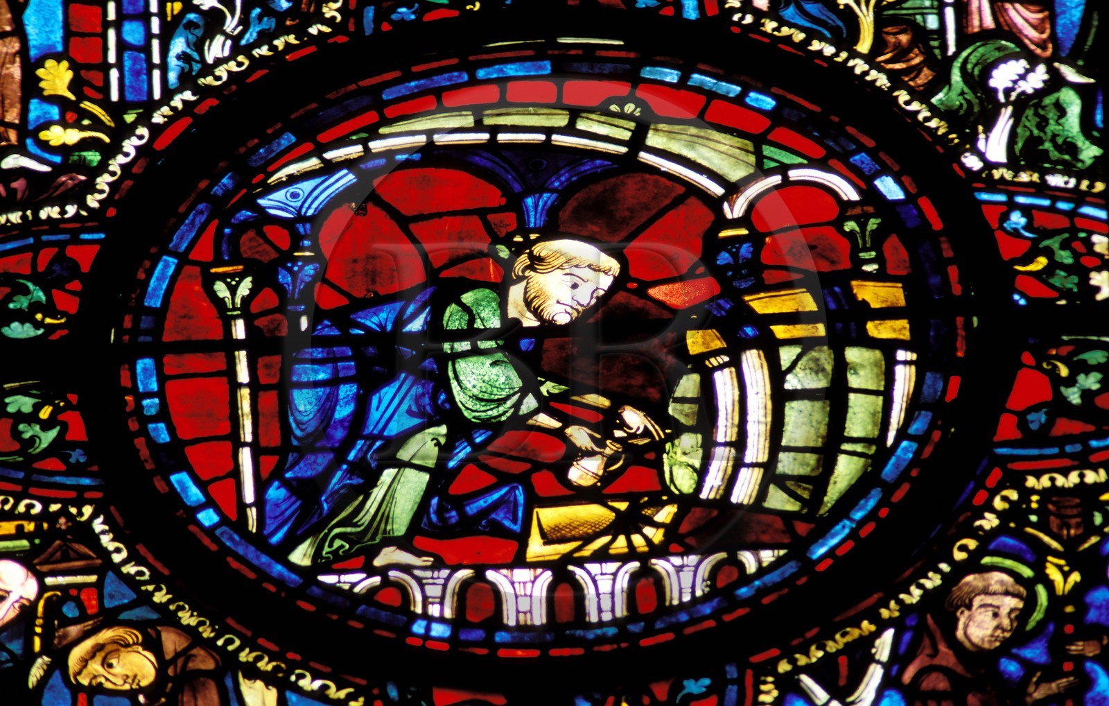 France, Eure-et-Loir (28), Chartres, cathédrale Notre-Dame de Chartres classée Patrimoine Mondial de l' UNESCO, vitrail du XIIIe siècle représentant un cellérier tirant le vin